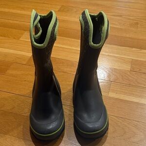 Bogs boys winter snow boots size 4 .